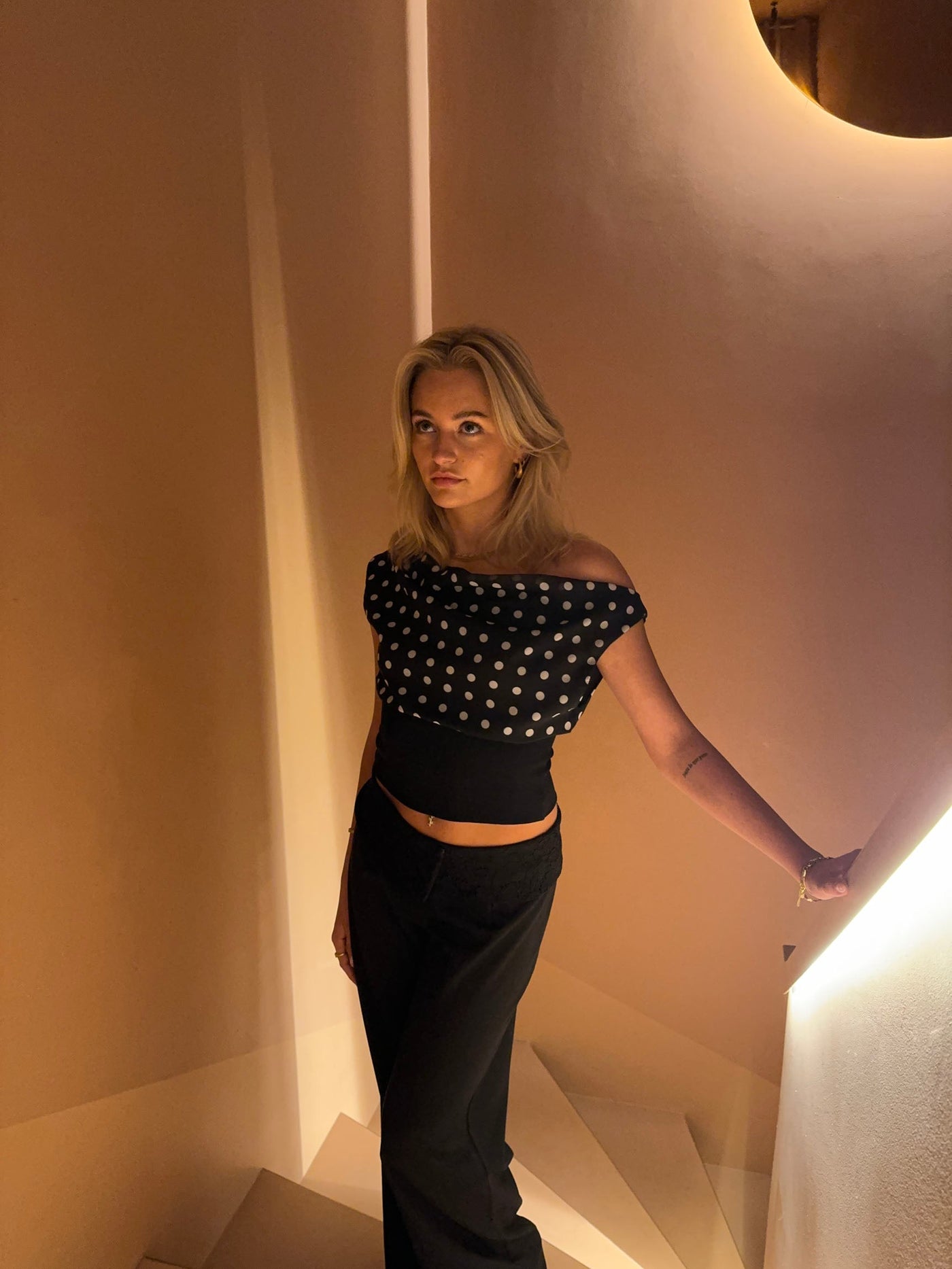 Damen Top – Leichte Viskose – Off-Shoulder mit Punktmuster