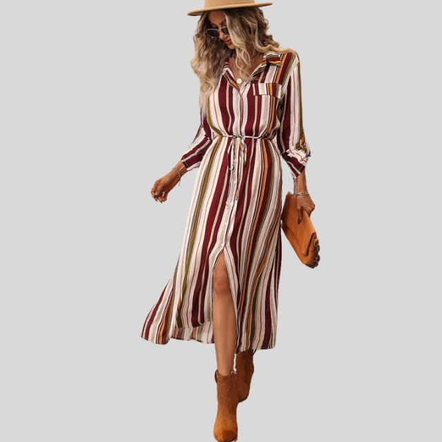 Gestreiftes Hemdkleid mit Gürtel und hohem Schlitz