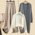 Weißer Pullover aprikosenfarbene Hose und grauer Blazer