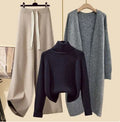 Schwarzer Pullover Apricotfarbene Hose und grauer Blazer
