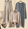 Aprikosenfarbener Pullover Aprikosenfarbene Hose und grauer Blazer