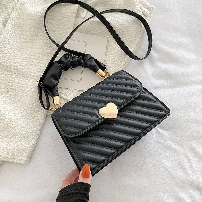 Jasmine – Modische Schultertasche mit Ketten und Liebe Metall Design