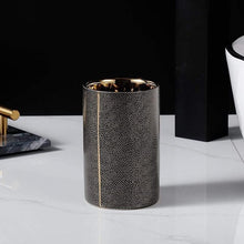 Becher schwarz
