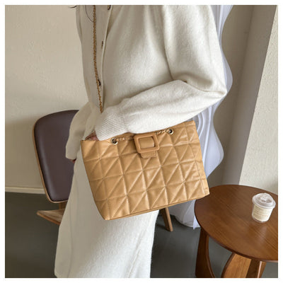 Diana – Trendige Schultertasche im Chanel-Stil mit Rauten-Muster und Kette