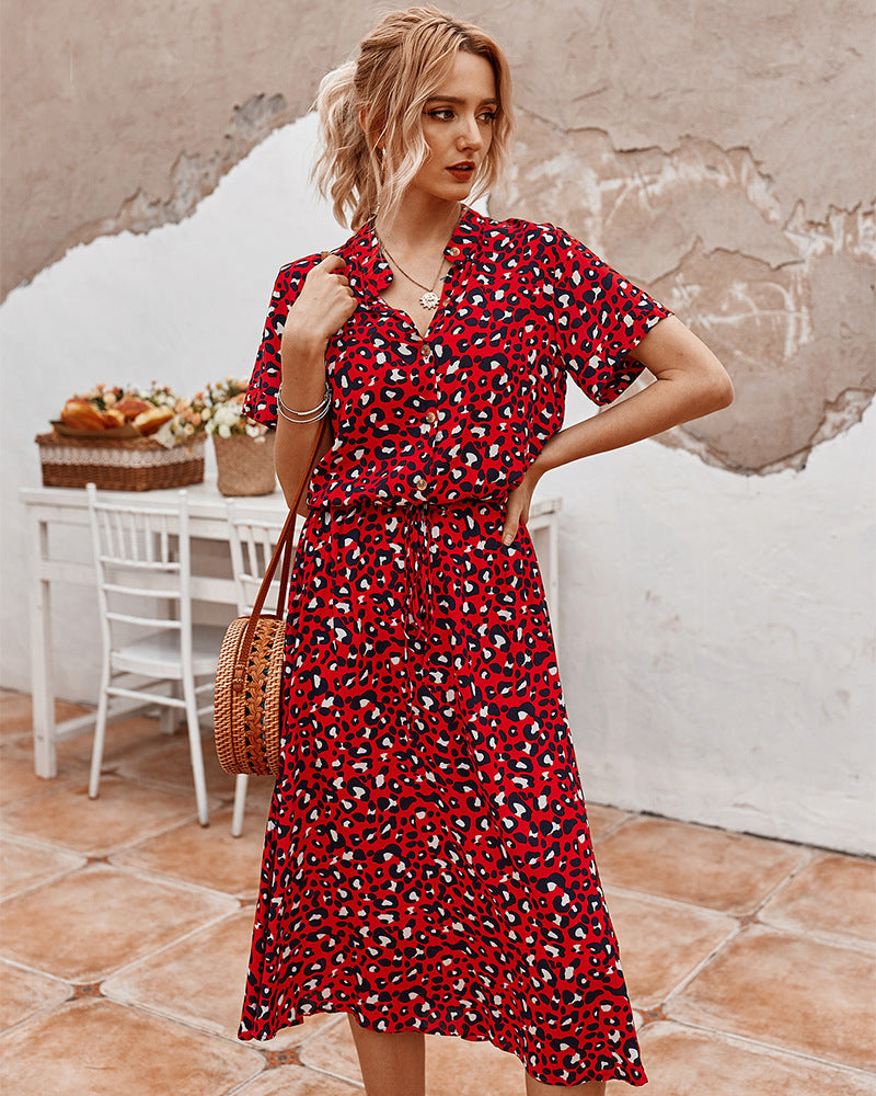 Lucy – Kurzes Damenkleid mit Wellenpunktmuster und Kragen