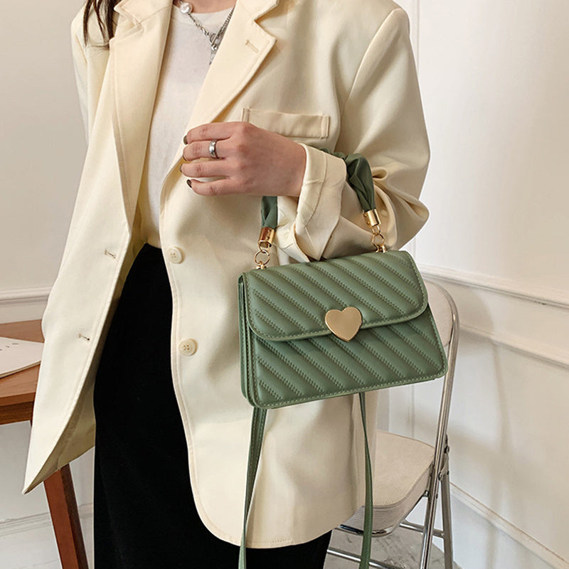 Jasmine – Modische Schultertasche mit Ketten und Liebe Metall Design