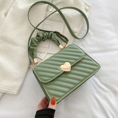 Jasmine – Modische Schultertasche mit Ketten und Liebe Metall Design