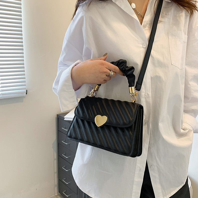 Jasmine – Modische Schultertasche mit Ketten und Liebe Metall Design