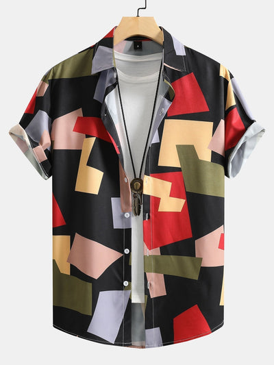 Geometrisches Button-Down-Hemd und Badebekleidung mit buntem Aufdruck.