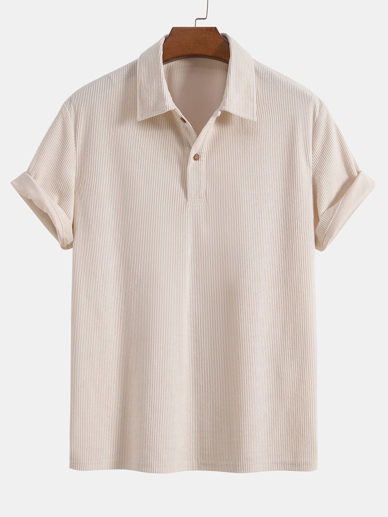 Kurzärmeliges Poloshirt aus Samt und Shorts aus Samt.