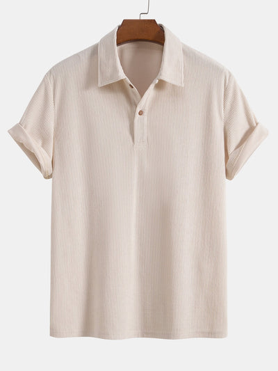 Kurzärmeliges Poloshirt aus Samt und Shorts aus Samt.
