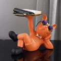 Orange liegende Figur